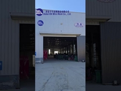 Perspektif orang pertama membawa Anda untuk menonton perakitan Perbatasan Pertahanan.