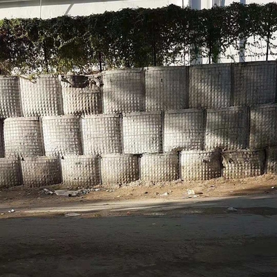 Kain Geotekstil yang dapat ditumpuk dilapisi hijau zaitun atau warna pasir Galvanis Gabion Wire Mesh Basket Penghalang Militer pertahanan