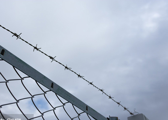 Perlindungan Konstruksi Pagar Hot Dip Galvanized Barbed Wire Harga Per Roll