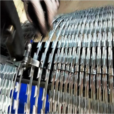 CBT Razor Barbed Wire Untuk Fortifikasi Anti-karat Razor Blade Barbed Wire Double Strand In Rolls