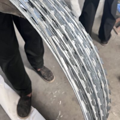 BTO-22 Razor Wire Untuk Ledakan Proof Mesh Gabion Container Anti Impact Hot Dip Dip Galvanized Pertahanan Penghalang