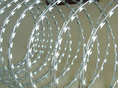 Berkualitas tinggi Razor Barbed Wire 0.5mm-5.0mm Barbed Wire Galvanized Bto-12 Galvanized Razor Barbed Wire Perlindungan