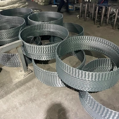 CBT Razor Barbed Wire Untuk Fortifikasi Anti-karat Razor Blade Barbed Wire Double Strand In Rolls