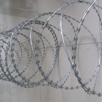 CBT Razor Barbed Wire Untuk Fortifikasi Anti-karat Razor Blade Barbed Wire Double Strand In Rolls