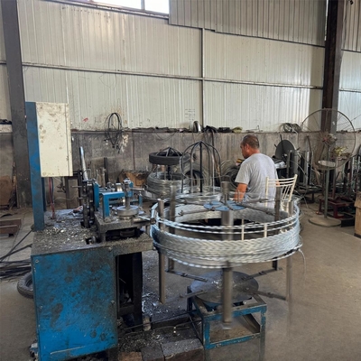 Grosir Hot Galvanized Razor Barbed Wire Roll Digunakan Dengan Chain Link Fence
