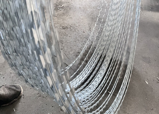Jenis Baru Jaringan Pelindung Koil Diameter Razor Barbed Wire Untuk Fasilitas Keamanan