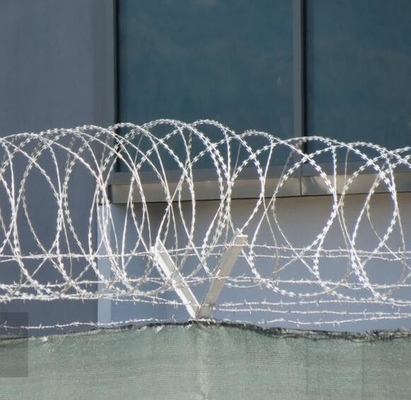 Besi Galvanized atau 304 stainless steel Razor Blade Fencing Wire yang digunakan untuk pagar keamanan tinggi