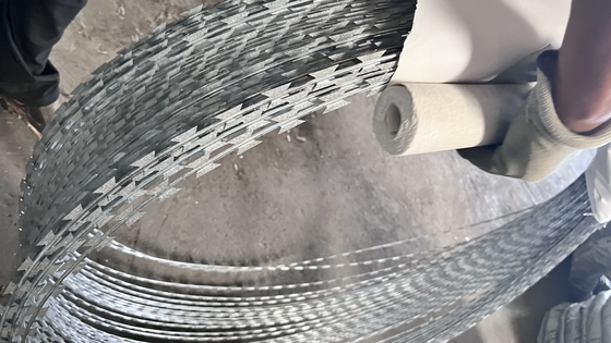 CBT Razor Barbed Wire Untuk Fortifikasi Anti-karat Razor Blade Barbed Wire Double Strand In Rolls