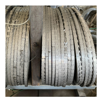 2.5mm Diameter Pagar Kawat Berduri Pisau Cukur Galvanis Keamanan Jaring Baja Dilas dengan Duri