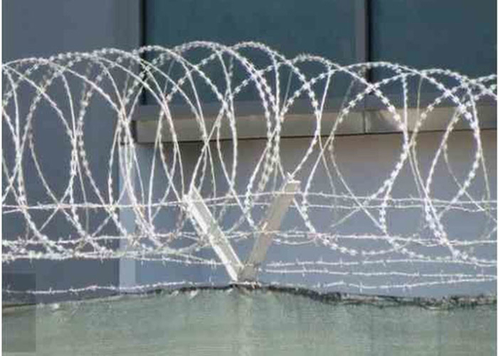 Cbt 65 Electric Galvanized Razor Barbed Wire Dengan Perlindungan Keamanan Tinggi