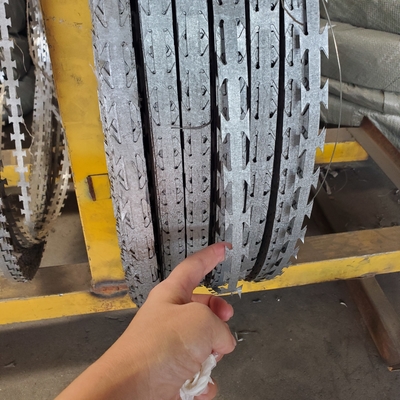Galvanized Steel Bto - 22 Razor Berbed Wire / Razor Tape Fencing