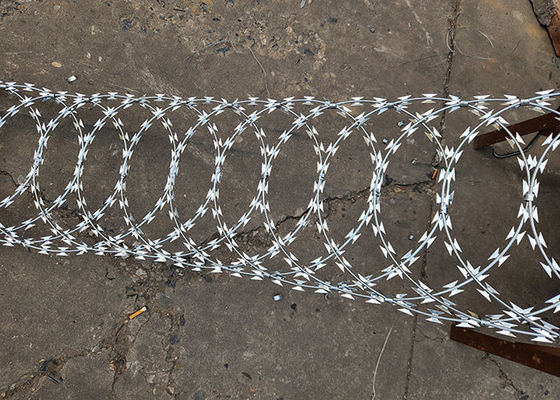 Pertahanan kuat Galvanized Razor Barbed Wire Roll untuk Aman Batas
