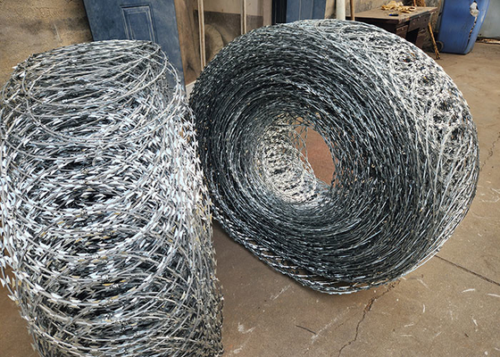 Peternakan Galvanized Safety Razor Barbed Wire Roll Rumput Gambut Barbed Wire Coil