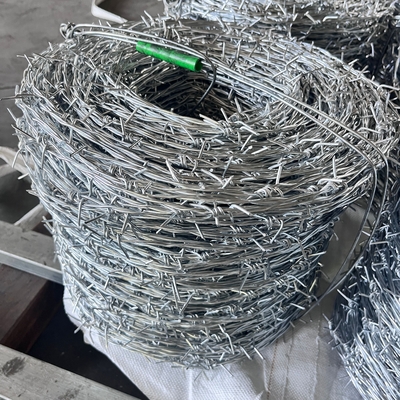 Pabrik Hot Dip Galvanized Barbed Wire Untuk Mesh Security Fencing 12,5 Gauge 18 Gauge PVC Coated Iron Barbed Wire