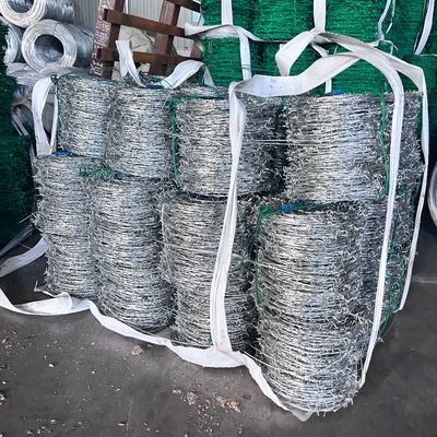 Pabrik Hot Dip Galvanized Barbed Wire Untuk Mesh Security Fencing 12,5 Gauge 18 Gauge PVC Coated Iron Barbed Wire