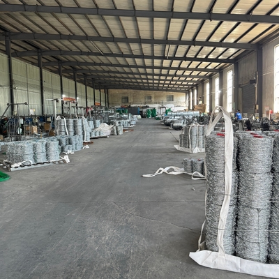 Pabrik Hot Dip Galvanized Barbed Wire Untuk Mesh Security Fencing 12,5 Gauge 18 Gauge PVC Coated Iron Barbed Wire