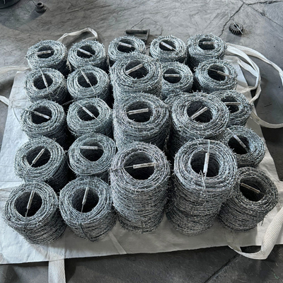 Perlindungan Keamanan Galvanis Tali Spike PVC Lapisan Barbed Wire Mesh Pagar Stok Pengiriman cepat