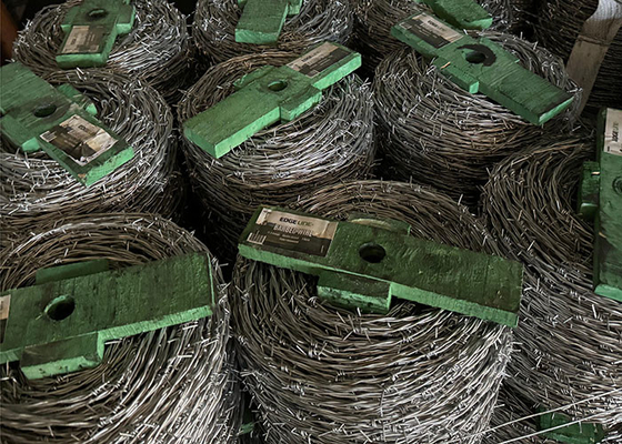 Standar Galvanized Reverse Twist Keamanan Barbed Wire Pabrik Langsung