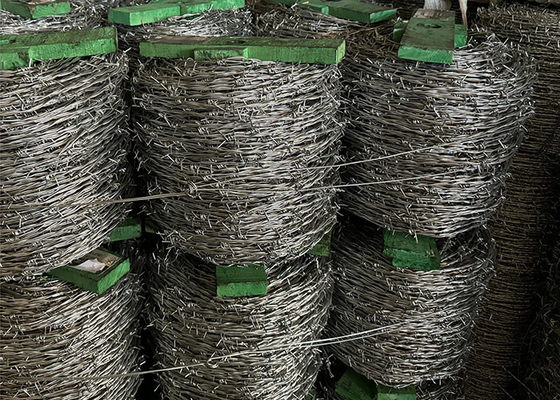 Standar Galvanized Reverse Twist Keamanan Barbed Wire Pabrik Langsung
