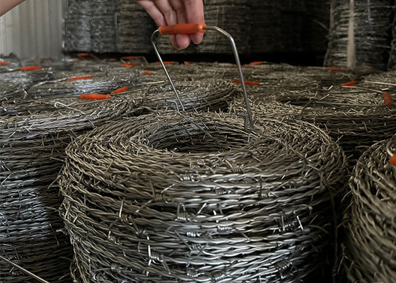 Standar BWG16 Double Strand Barbed Wire Fence Dengan Handle