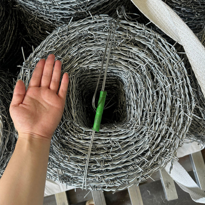 Tradisional Galvanized Barbed Wire Coil 400M 500M 50Kg Per Roll Baja 5mm Diameter untuk Pagar dan Perlindungan