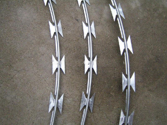 Galvanis Razor Barbed Wire Roll Pasokan Langsung Untuk Aplikasi Keamanan Pagar Tinggi