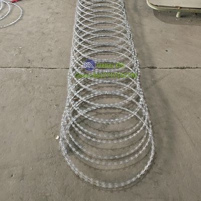 Pabrik Grosir Bto-22 Hot Dip Galvanized Concertina 0.5mm Razor Barbed Wire untuk Highway penghalang keamanan pinggir jalan