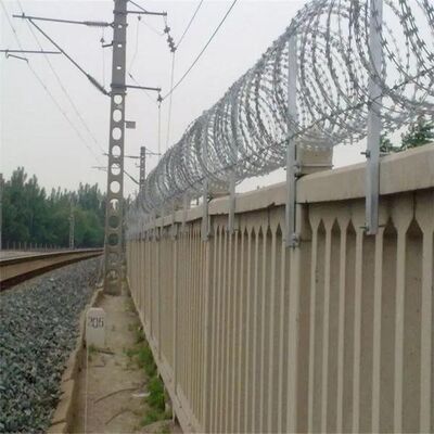 Kawat Bercabang Galvanis Tegangan Tinggi Tipe silang Concertina Blade Wire untuk Perlindungan Perimeter Penjara Perbatasan
