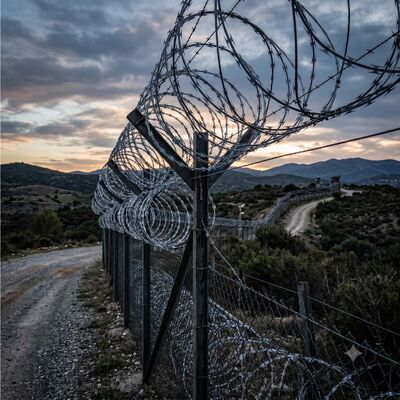 High Security Razor Ribbon Barbed Wire Coils untuk Perlindungan Tembok Perbatasan dan Pagar Bandara